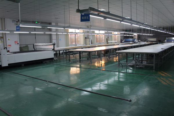 電腦裁床設(shè)備運(yùn)行